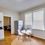 Cozy 1 Bed Historic Elmwood Park-Centennial House