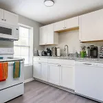 Plush 1 Bed Apt Near Five Points! Bring Your Pets!
