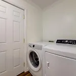 Lounge On Lincoln-Pet Friendly