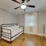 Lounge On Lincoln-Pet Friendly