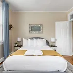 Lush 4Br On Lincoln
