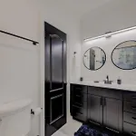 New Modern Townhome - Right - Families Welcome