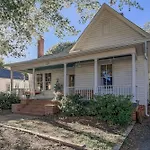 Queen Anne Travelers Apartment