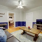 Cozy Centennial House Upstairs - Downtown Columbia