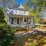 Cozy Centennial House Upstairs - Downtown Columbia
