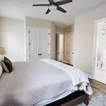 Pink House With Game Room - 3Br