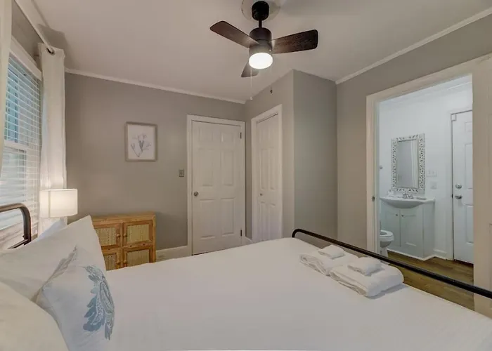 Lounge On Lincoln-Pet Friendly