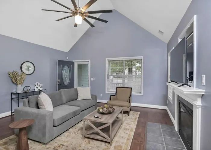 Spacious 4Br With Loft Bedroom