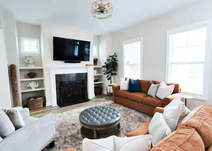 Pink House With Game Room - 3Br