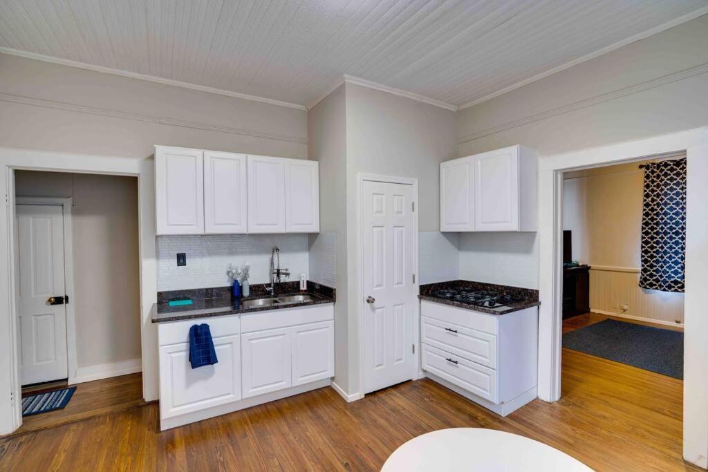 Cozy 1 Bed Historic Elmwood Park-centennial House