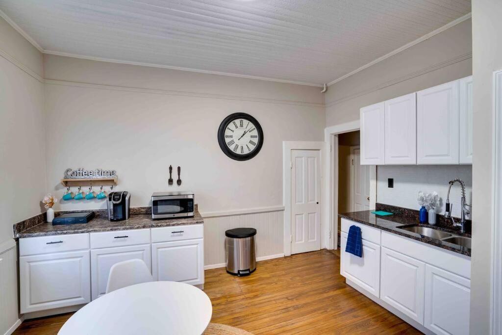 Cozy 1 Bed Historic Elmwood Park-centennial House Apartment