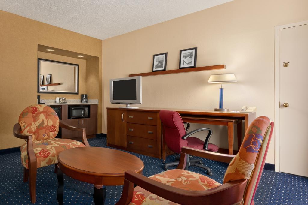 Hotel Baymont By Wyndham Northwest Columbia
