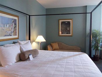 The At Claussens Hotel