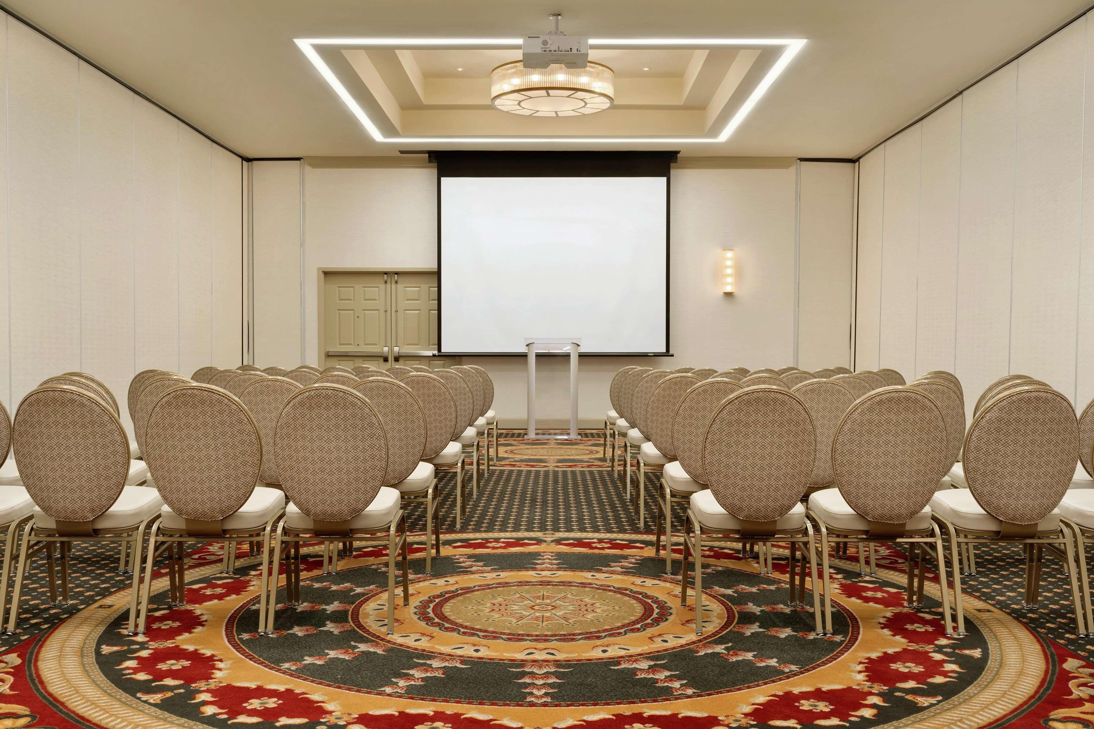 Hilton Center Hotel 4*