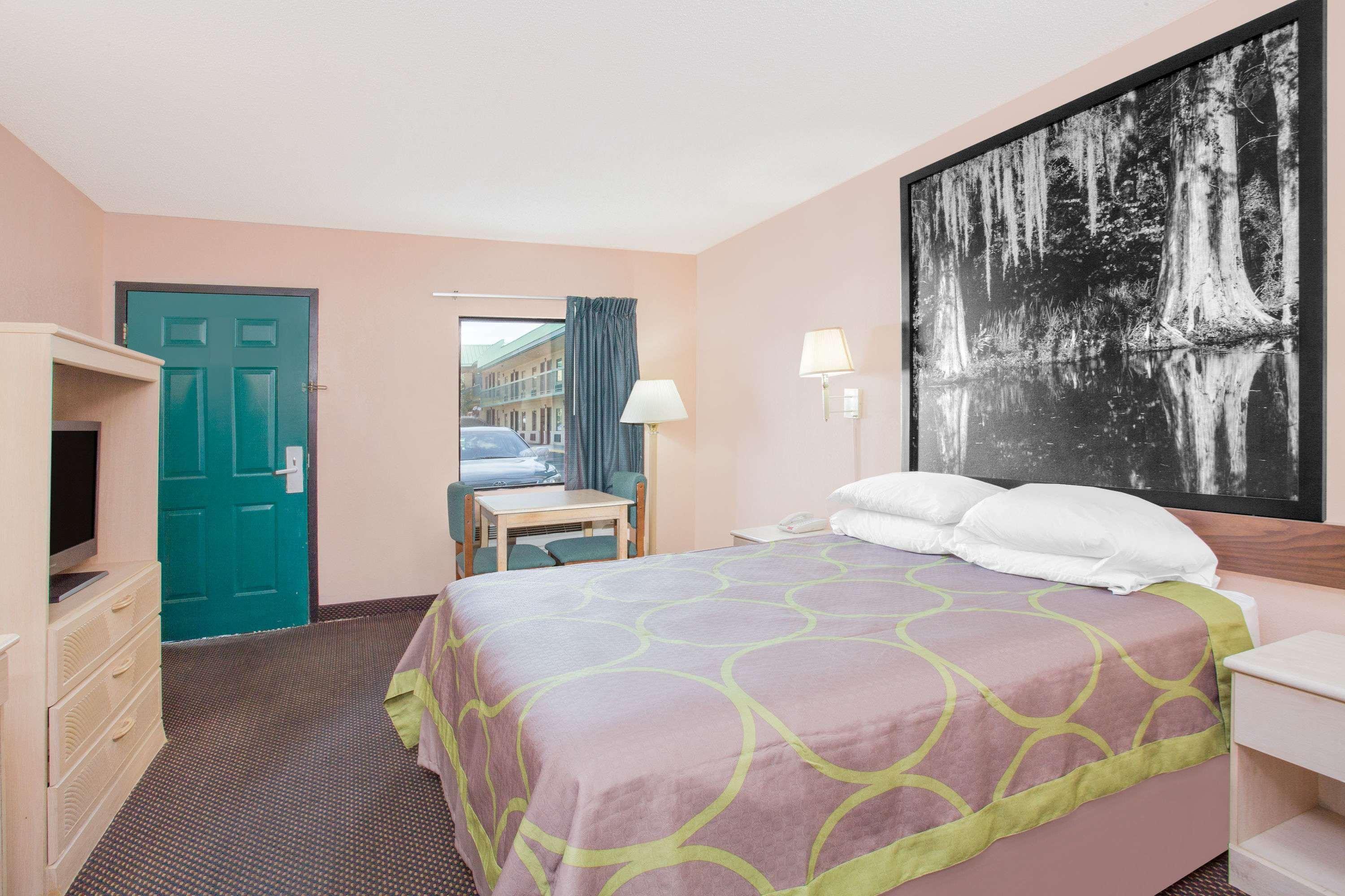 Super 8 By Wyndham Motel