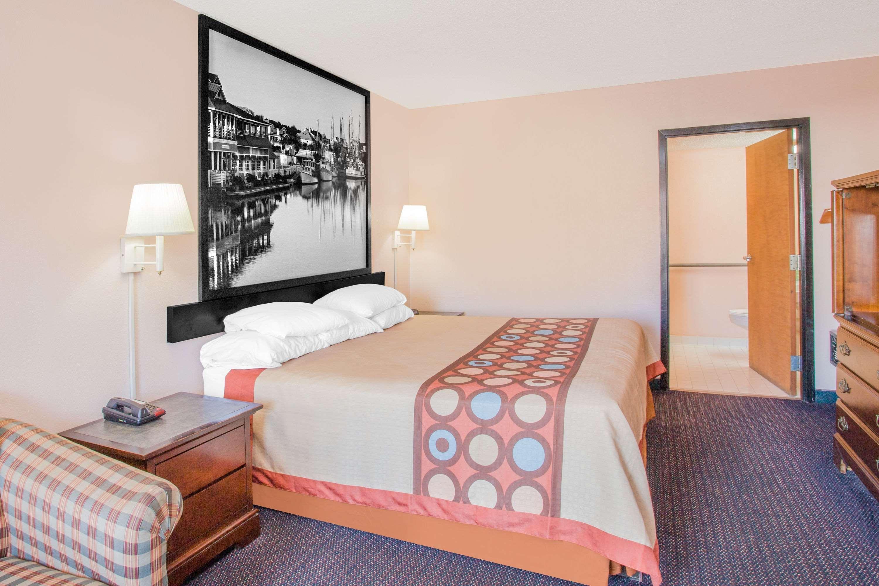 Super 8 By Wyndham Motel