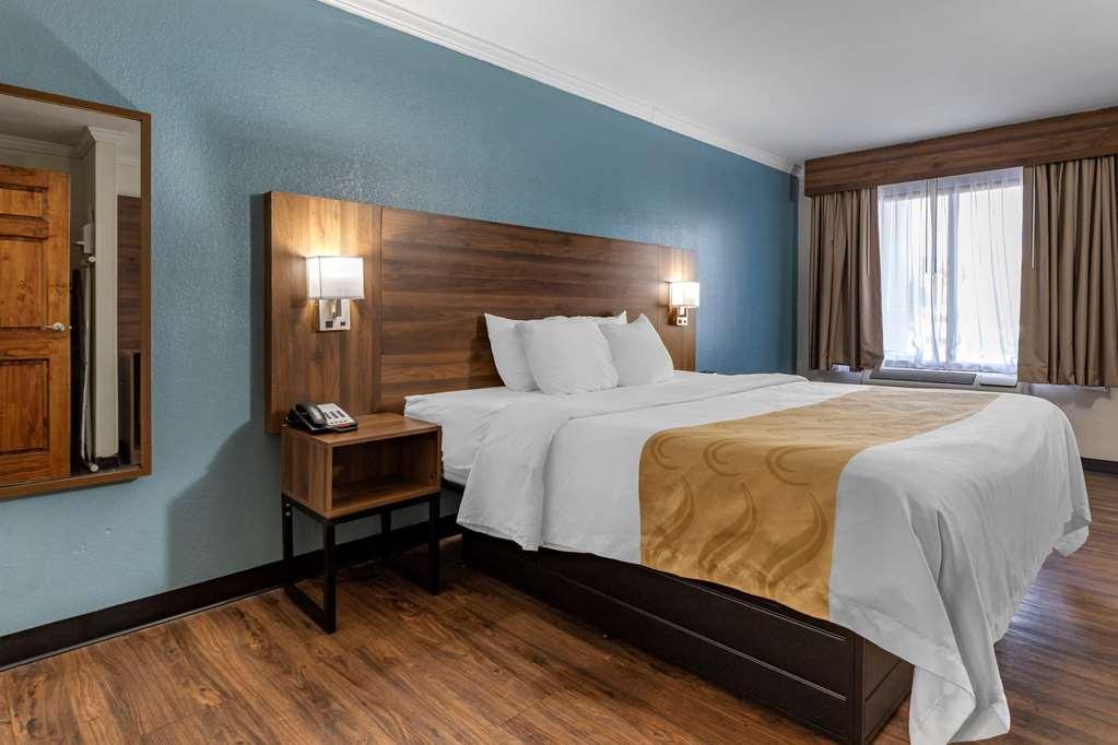 Hotel Quality And Ft Jackson Maingate 3*