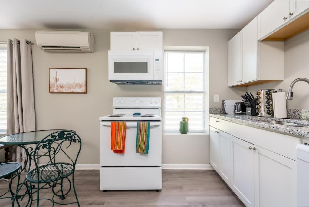 Plush 1 Bed Near Five Points! Bring Your Pets! Apartment