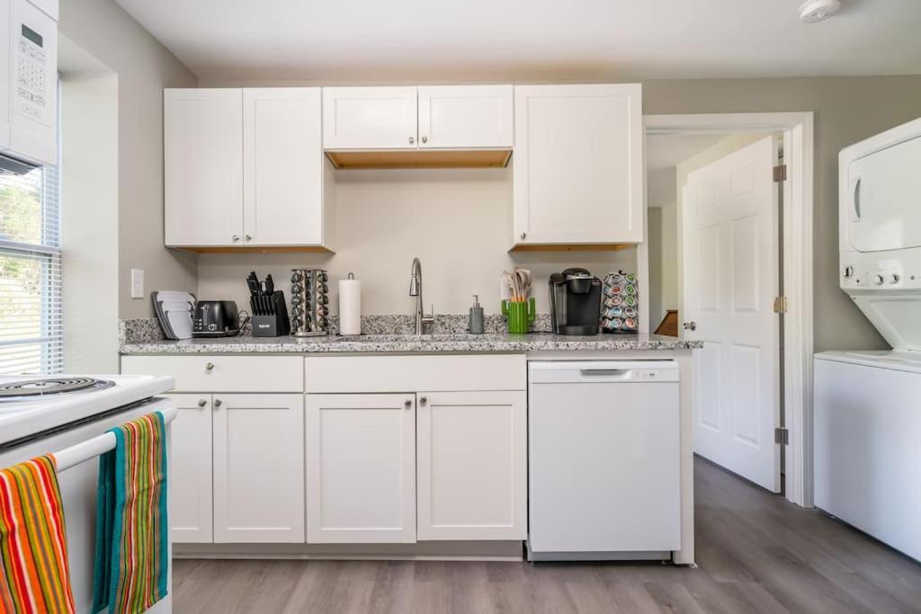 Plush 1 Bed Near Five Points! Bring Your Pets! Apartment Columbia