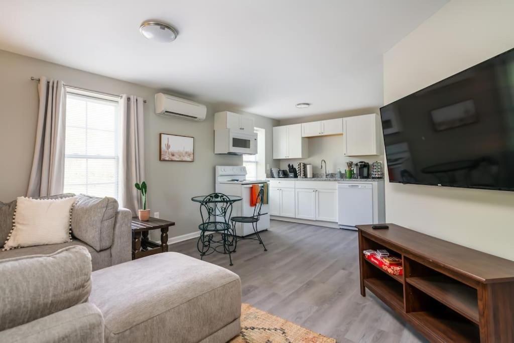 Plush 1 Bed Near Five Points! Bring Your Pets! *
