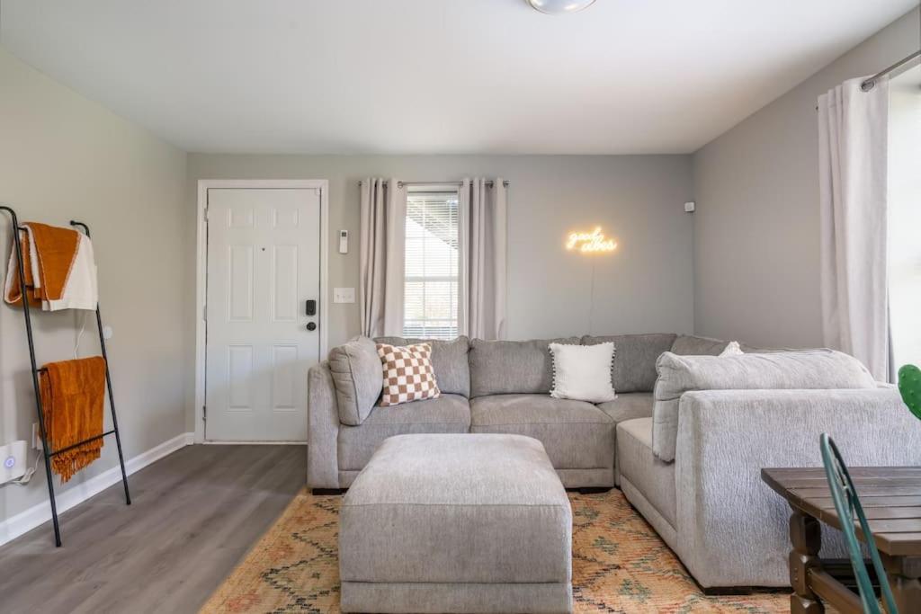 Plush 1 Bed Near Five Points! Bring Your Pets! Apartment