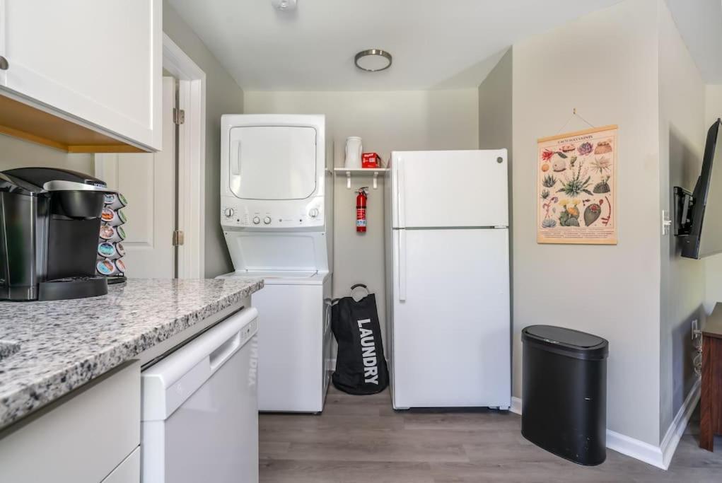 Plush 1 Bed Near Five Points! Bring Your Pets! *