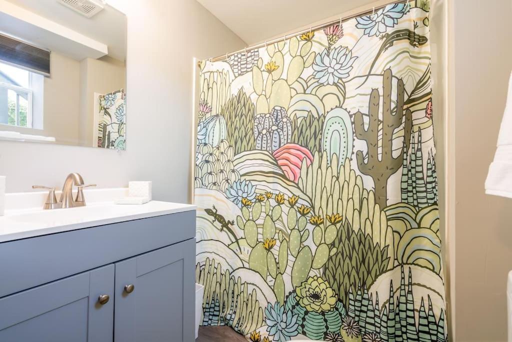 Apartment Plush 1 Bed Near Five Points! Bring Your Pets! *