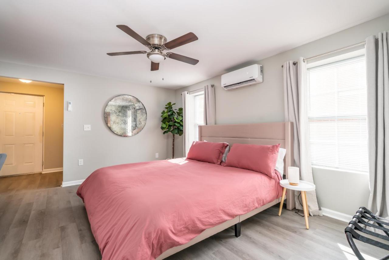Cozy 1 Bed Near Five Points! Bring Your Pets!