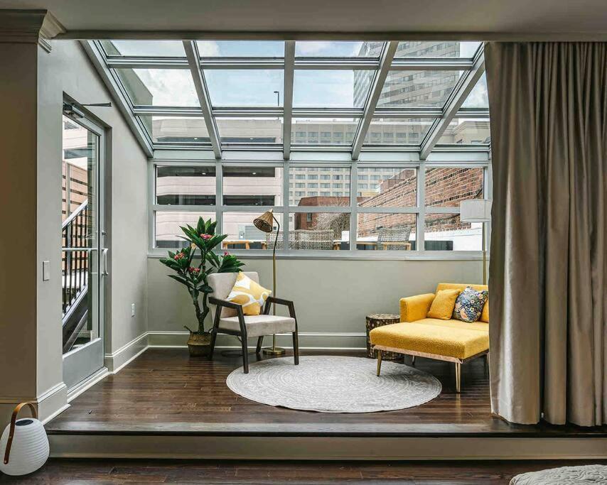 Urban Oasis W/sunroom-downtown Apartment Columbia