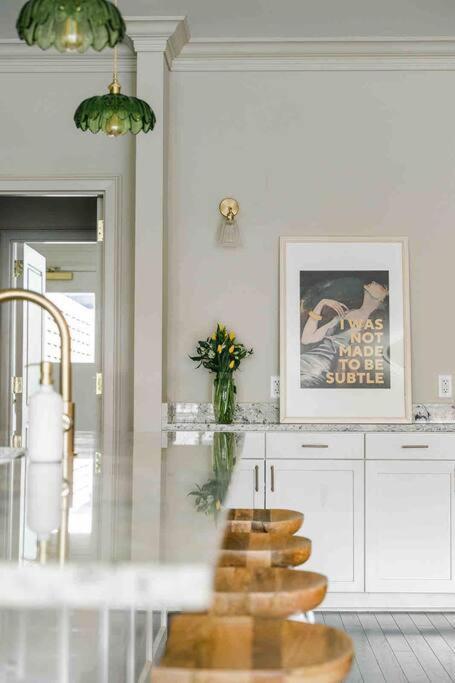 Urban Oasis W/sunroom-downtown Apartment *