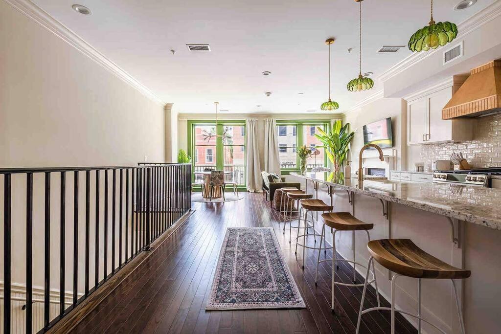 Urban Oasis W/sunroom-downtown Apartment *