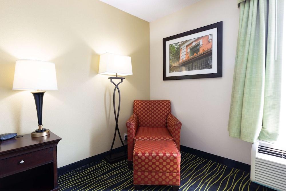 Hampton I-26/harbison Blvd 3* Columbia