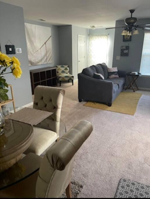 Beautiful Private Near Ft Jackson, Starbucks, Shopping And Dining! Holiday home