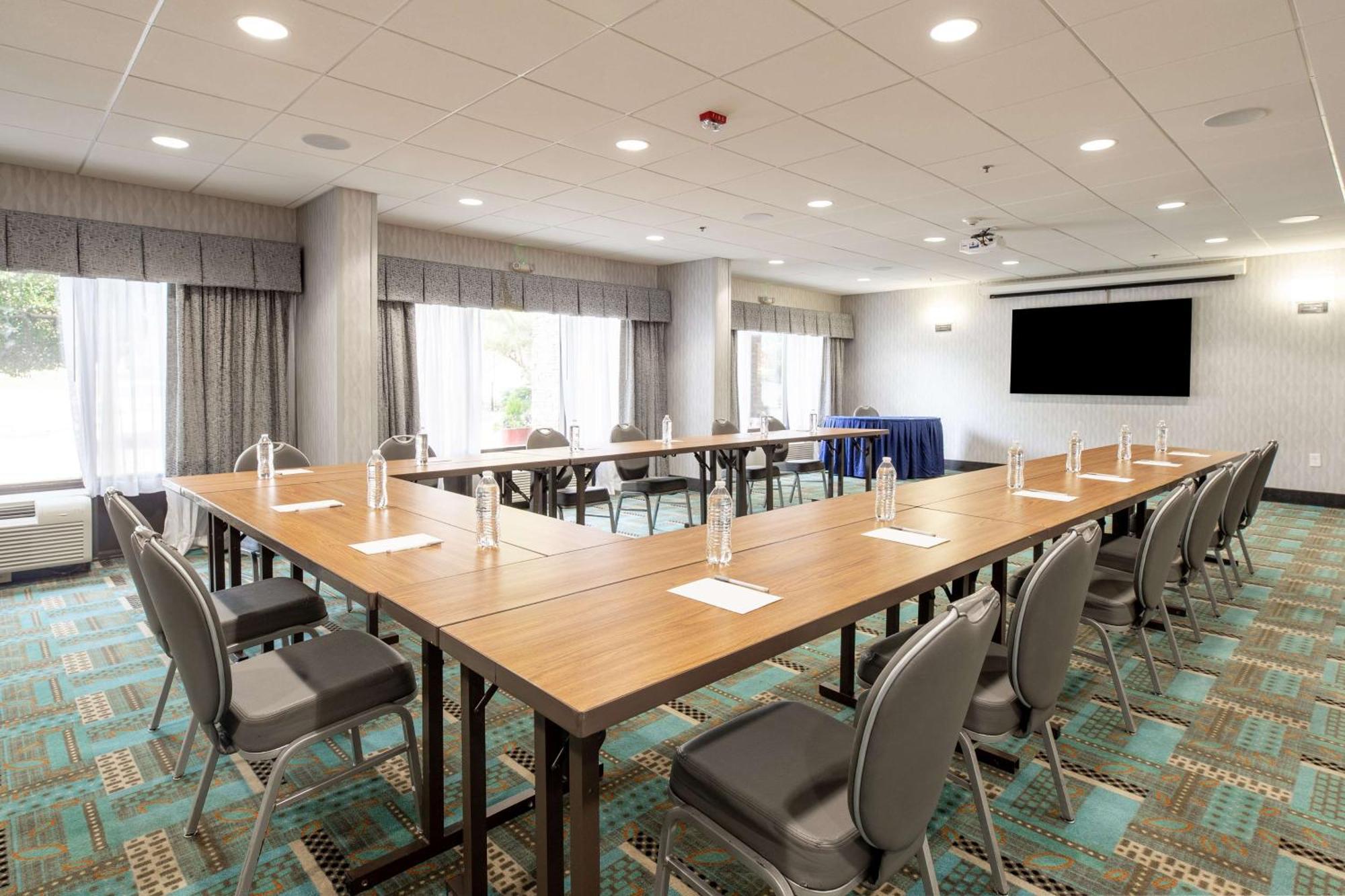 Hampton I-26/harbison Blvd Hotel 3*
