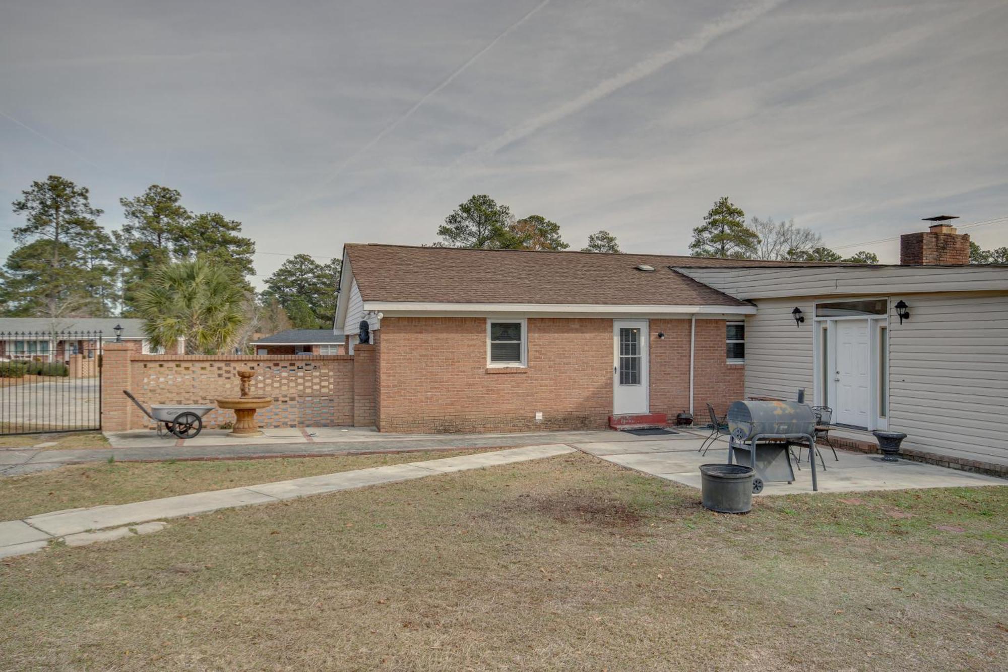 With Hot Tub 9 Mi To Uofsc! Holiday home