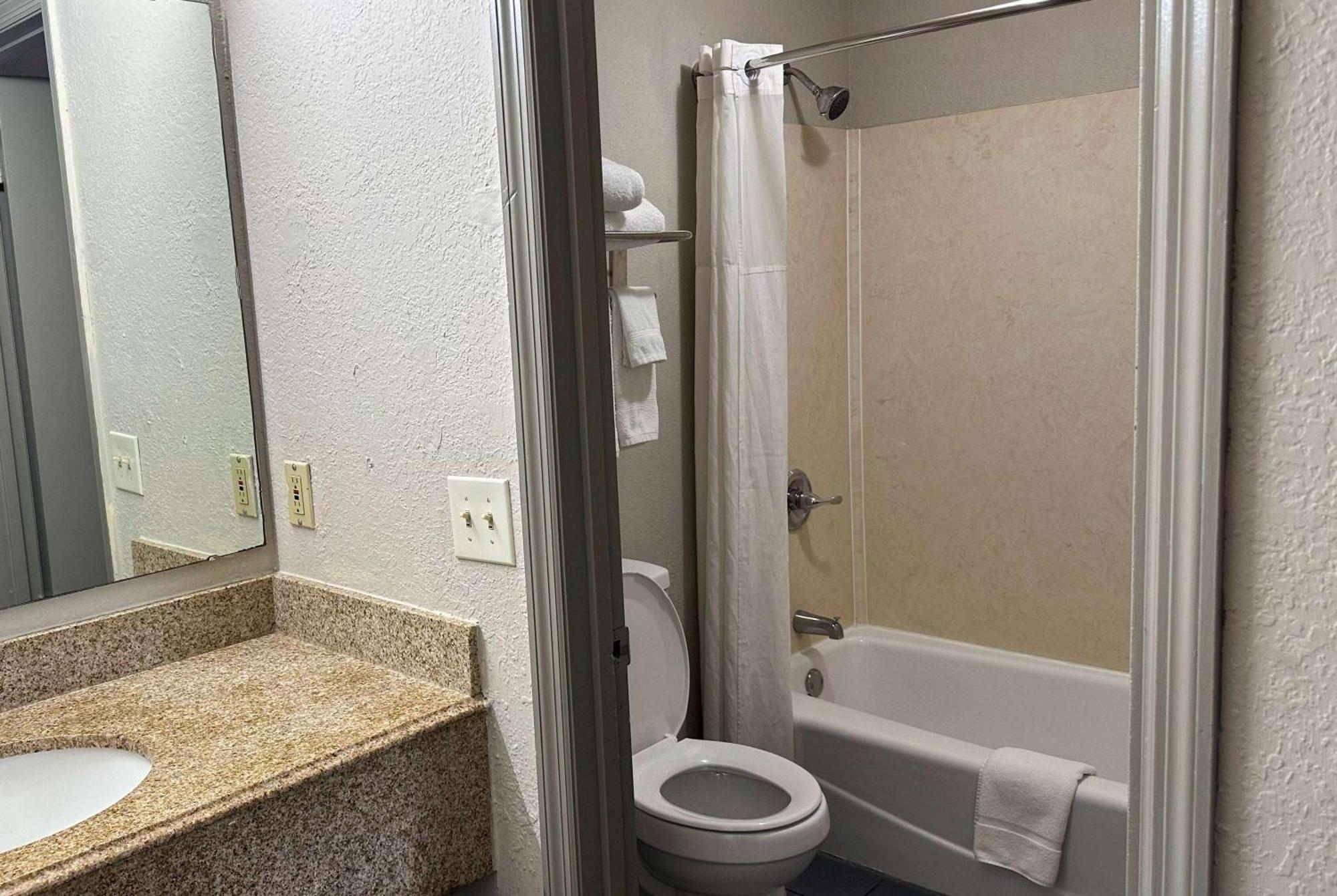 Hotel Days By Wyndham Ne Fort Jackson Columbia