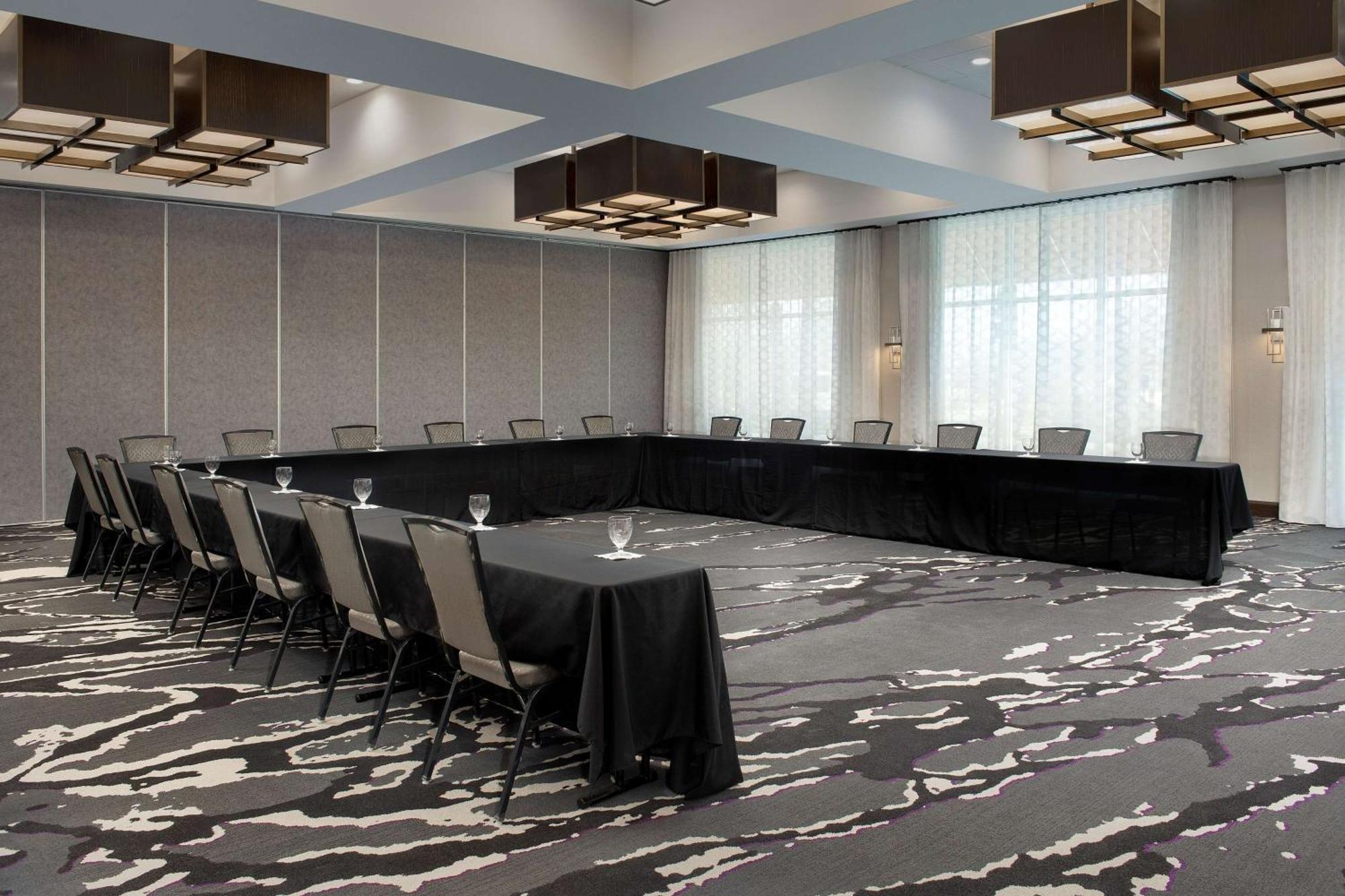 Hilton Garden Airport, Sc 3*