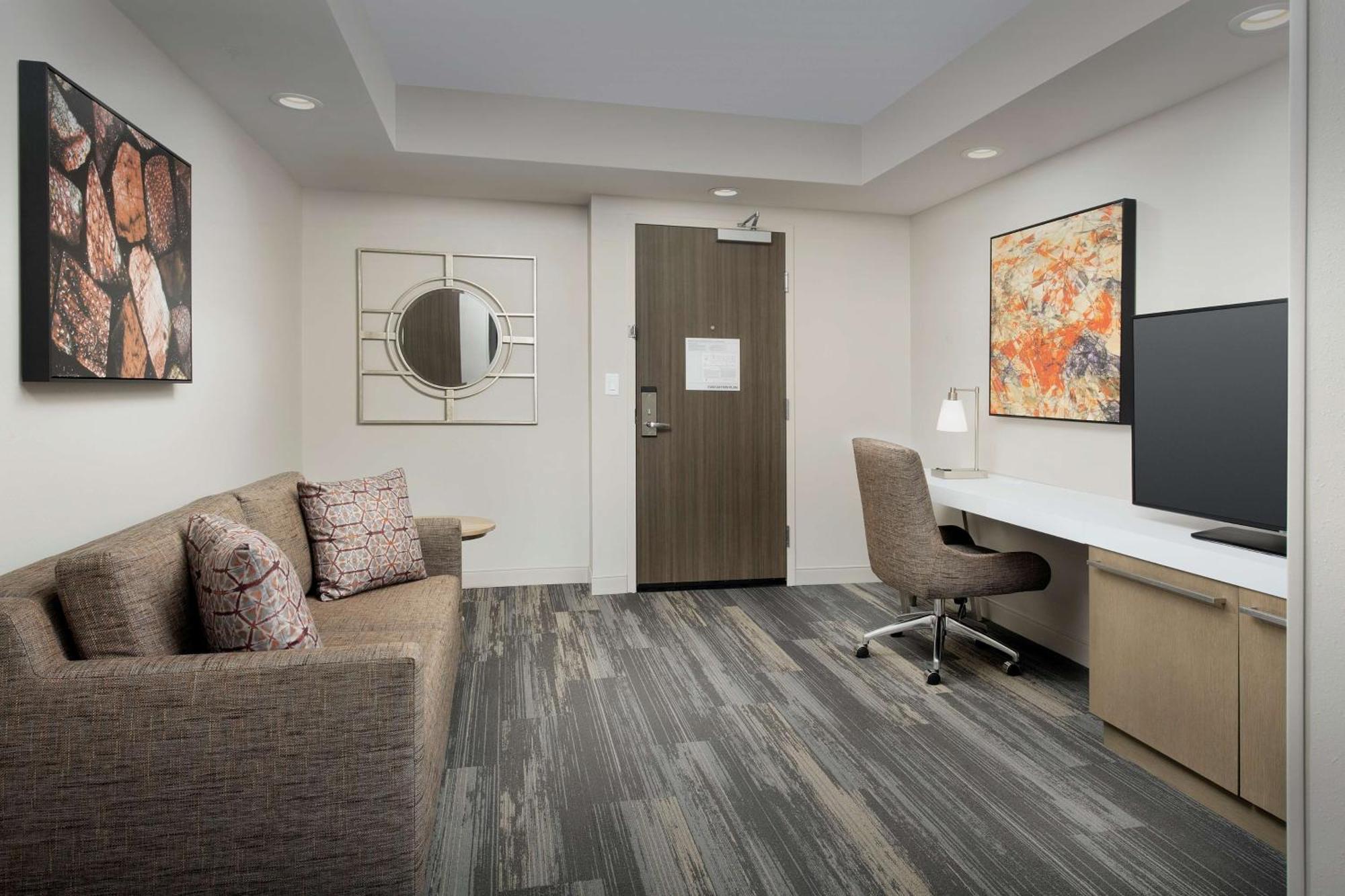 Hilton Garden Airport, Sc 3*