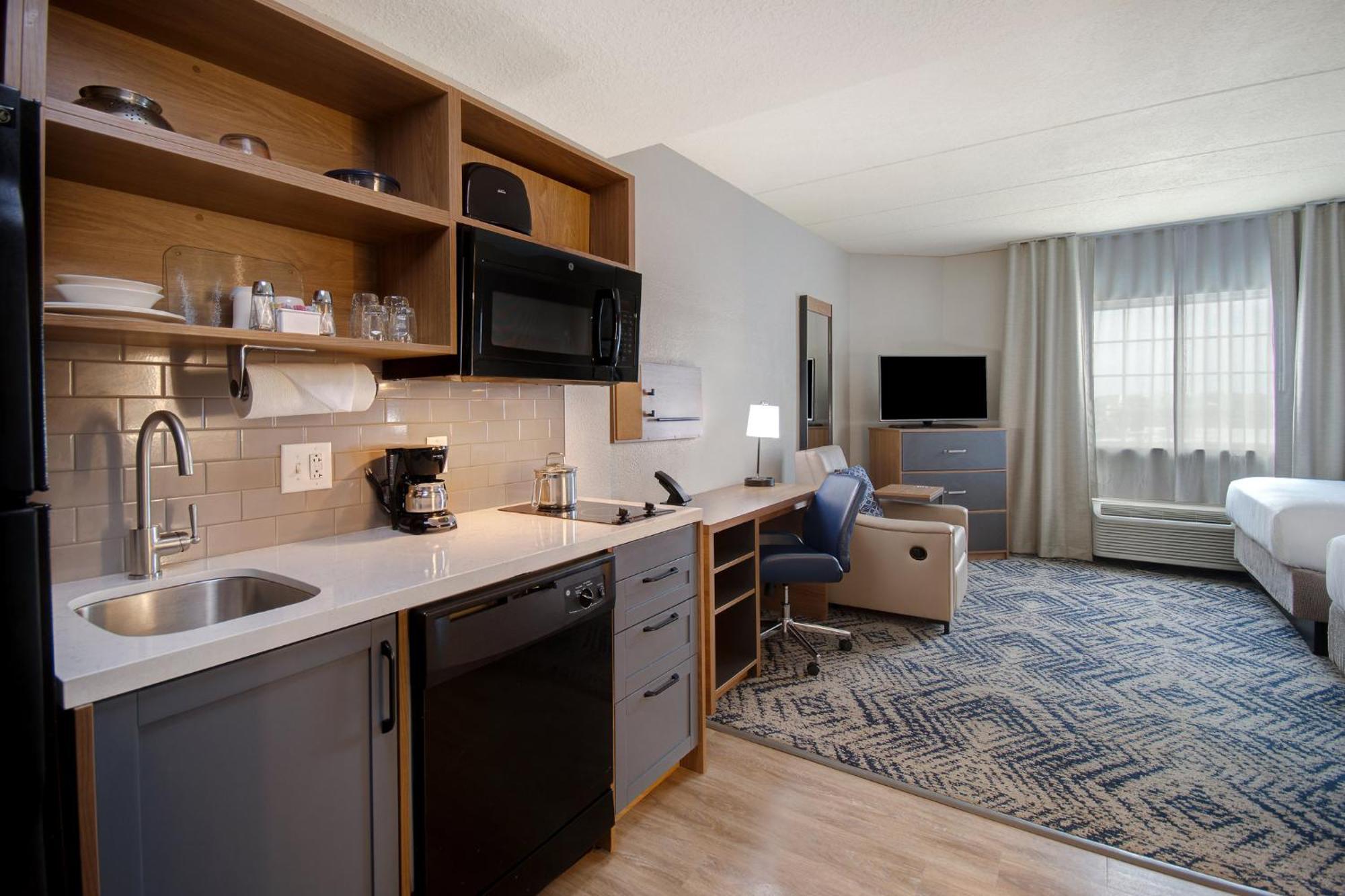 Candlewood Columbia-fort Jackson By Ihg Hotel 3*