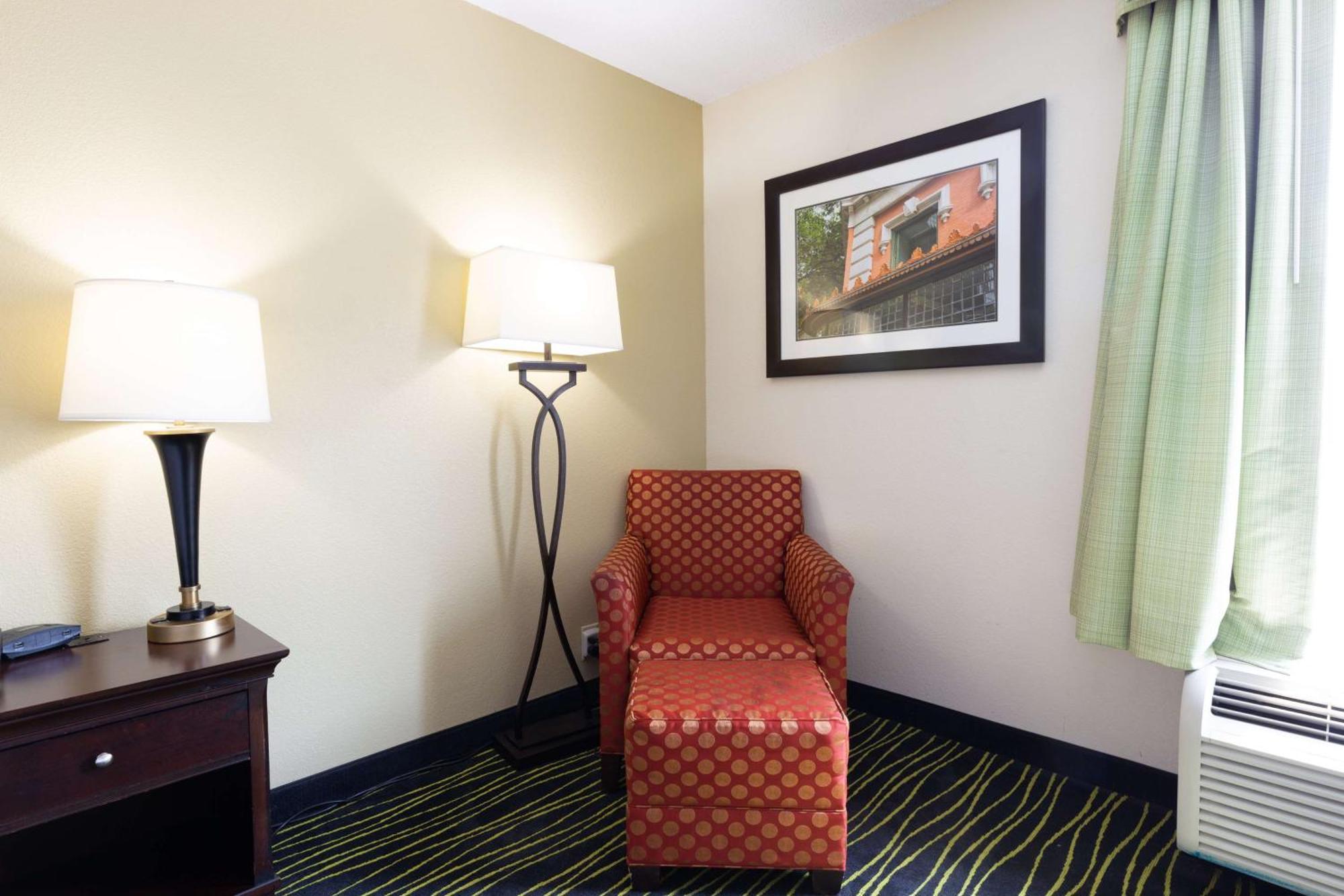 Hampton I-26/harbison Blvd Hotel