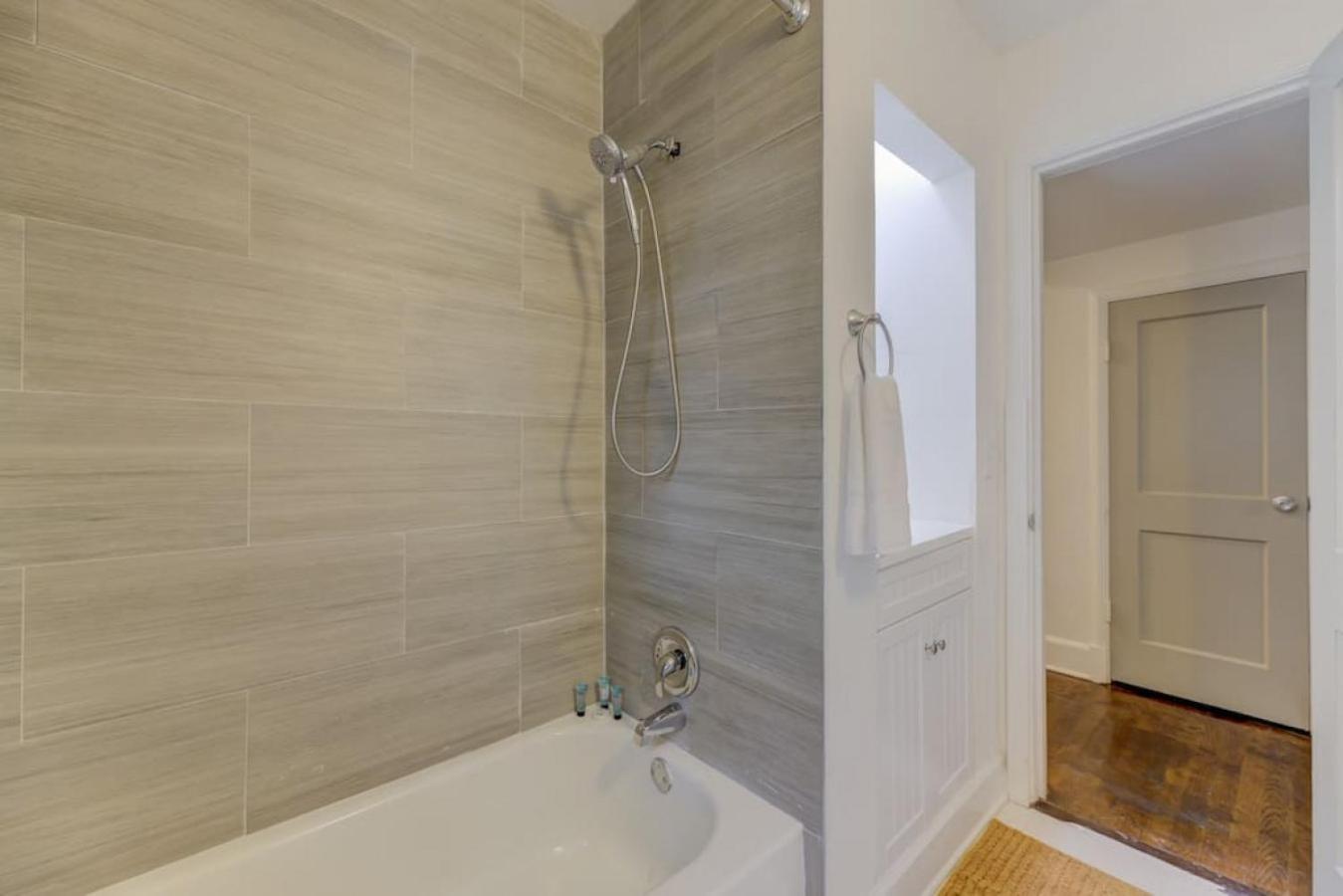 Apartment Homey 3bd Columbian Getaway *