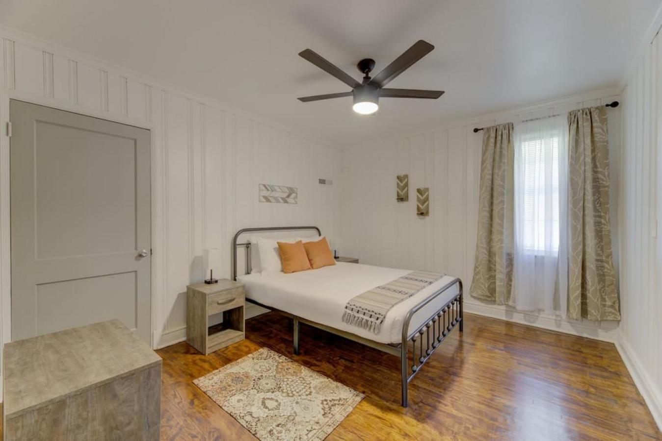 Homey 3bd Columbian Getaway Apartment