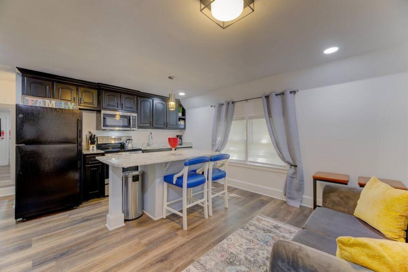 Apartment Trim 1b 1ba In Gorgeous *