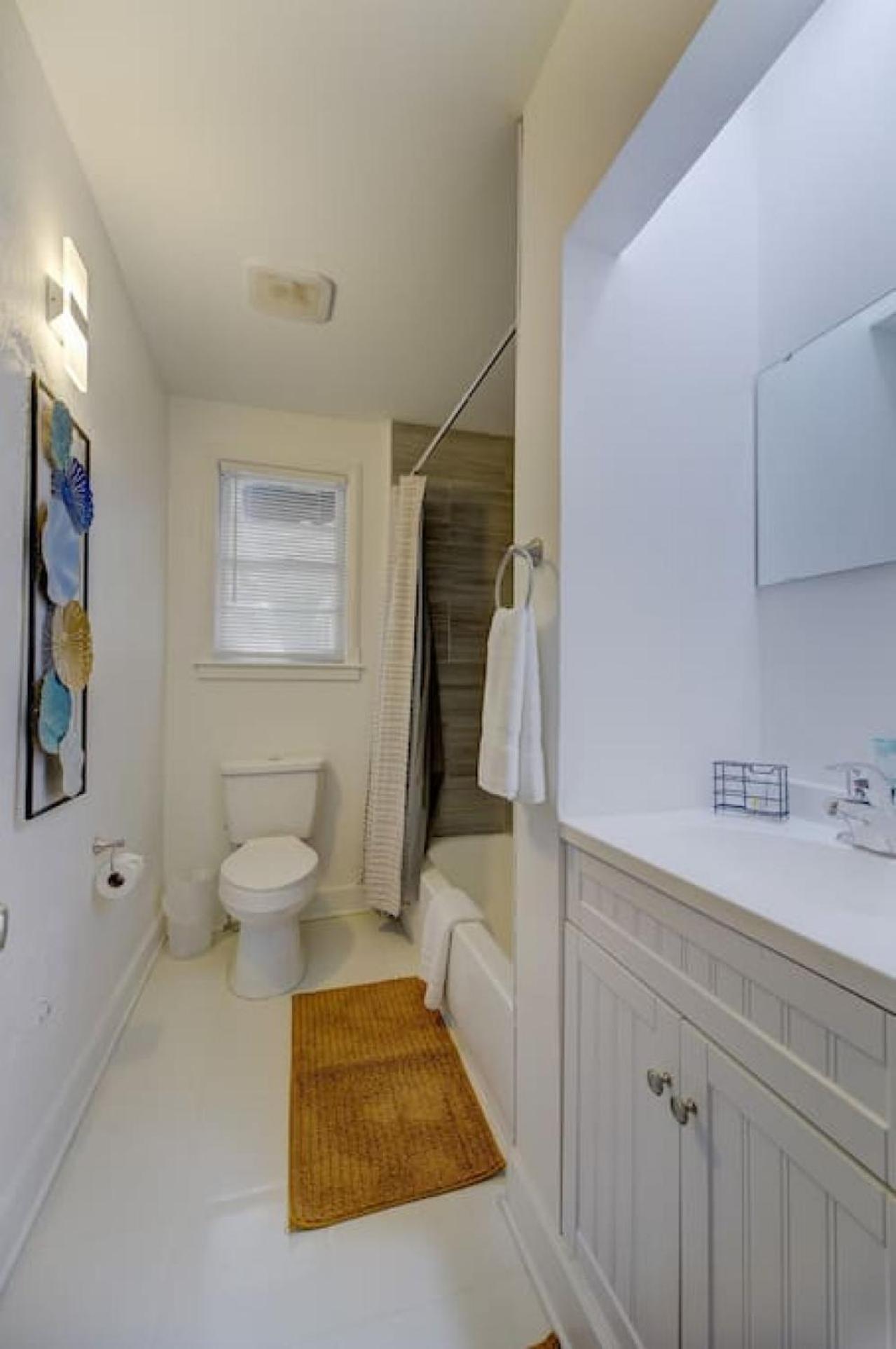 Homey 3bd Columbian Getaway Apartment