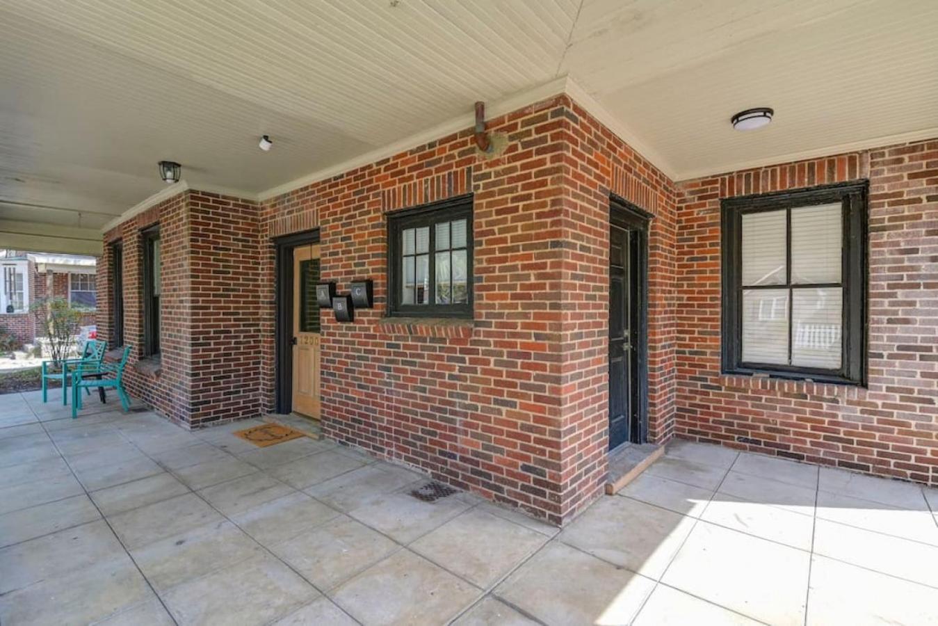 Downtown Farm Charm Apartment Columbia