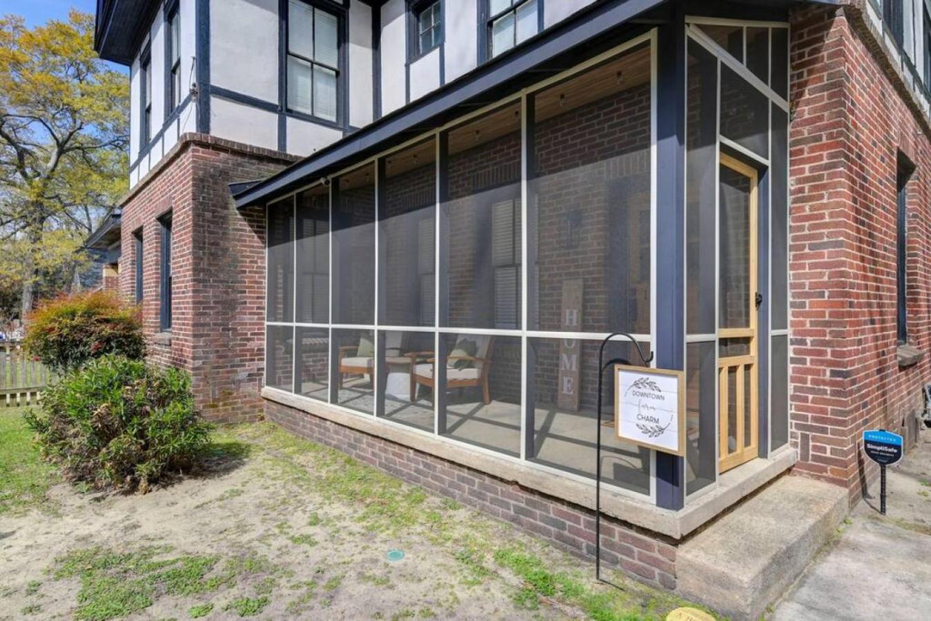 Downtown Farm Charm Apartment Columbia