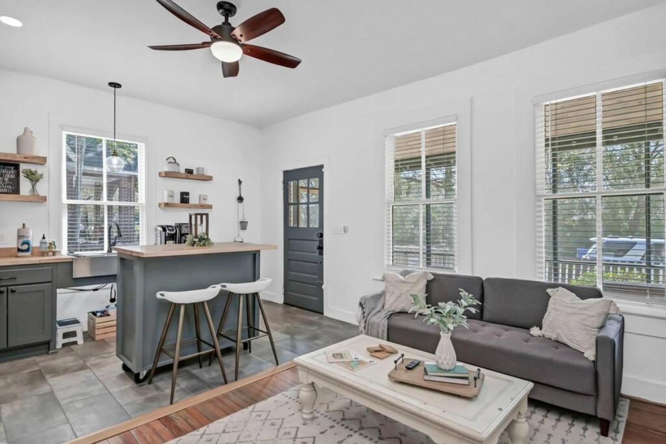 Downtown Farm Charm Apartment *
