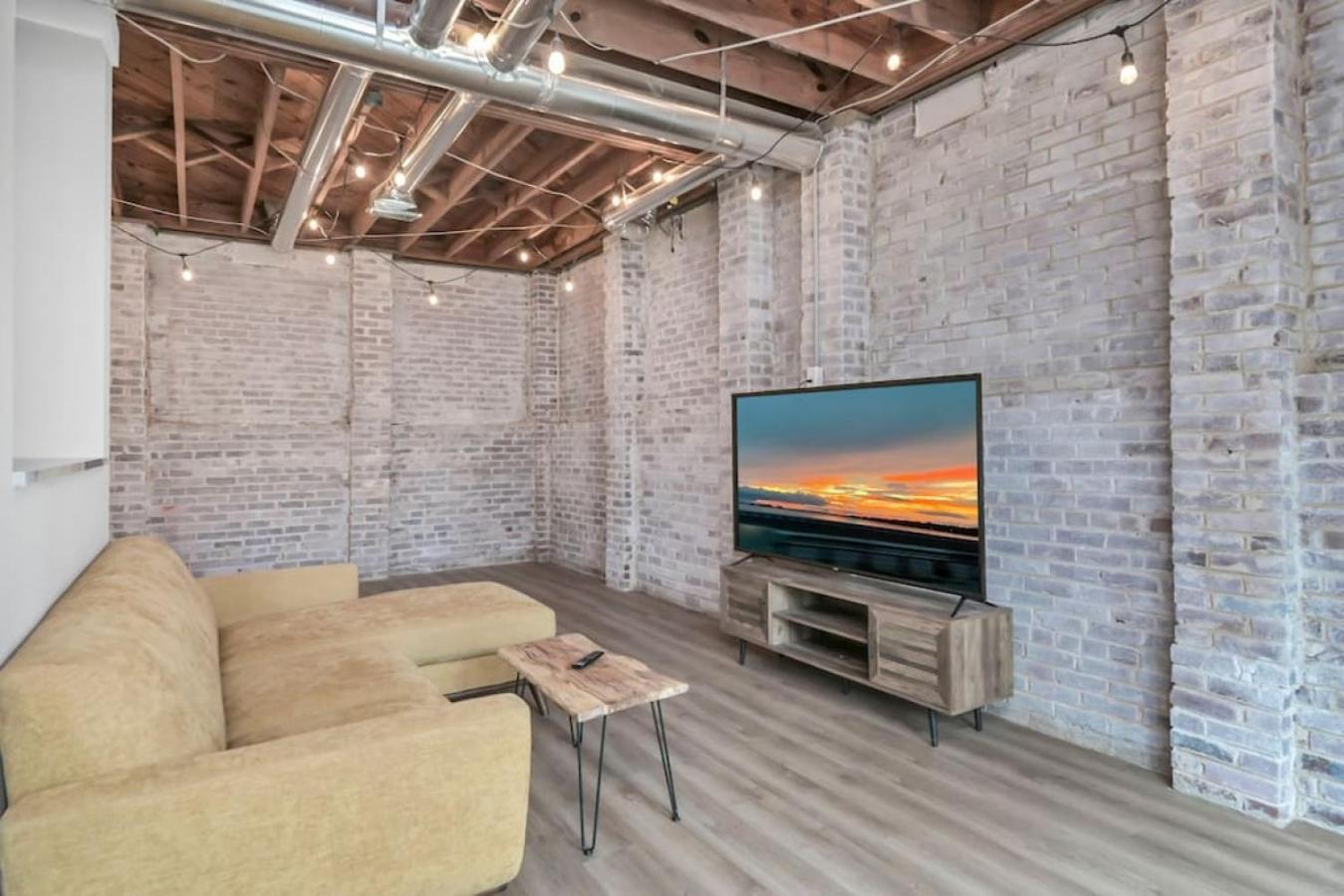 Pristine 3br-centrally Located * Columbia