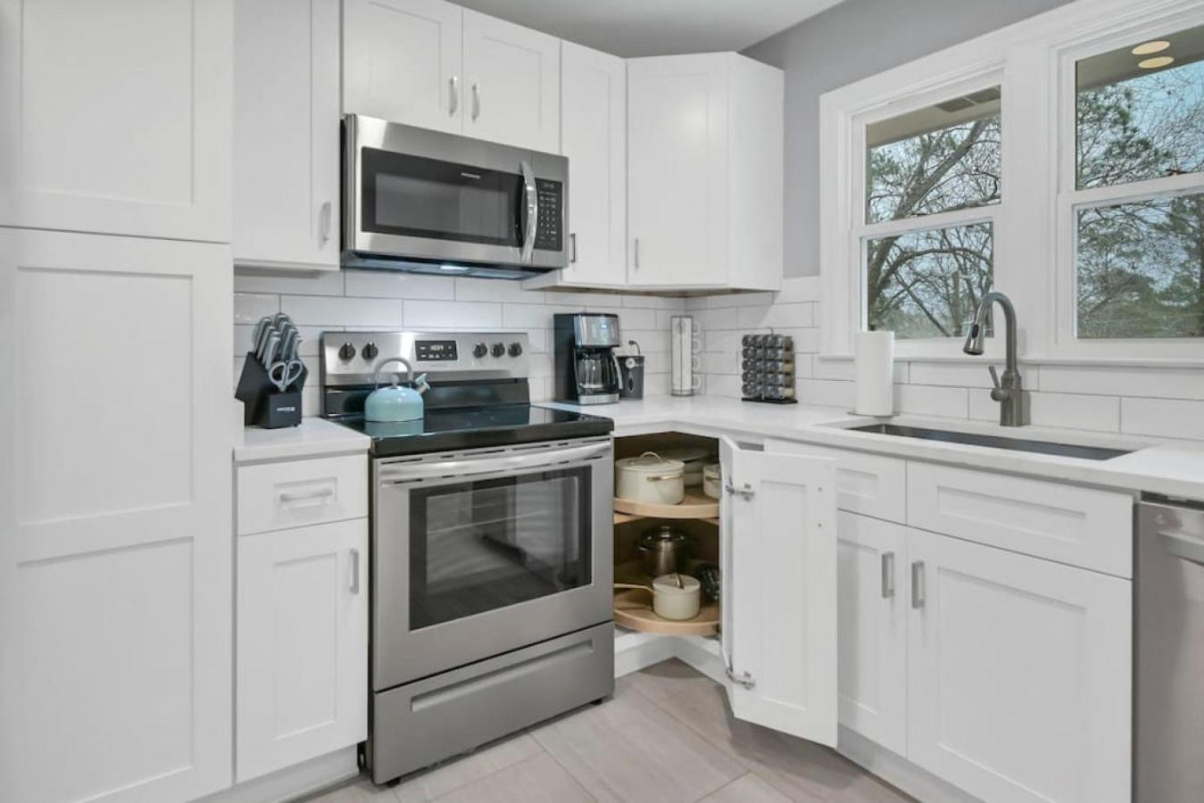 Pristine 3br-centrally Located * Columbia