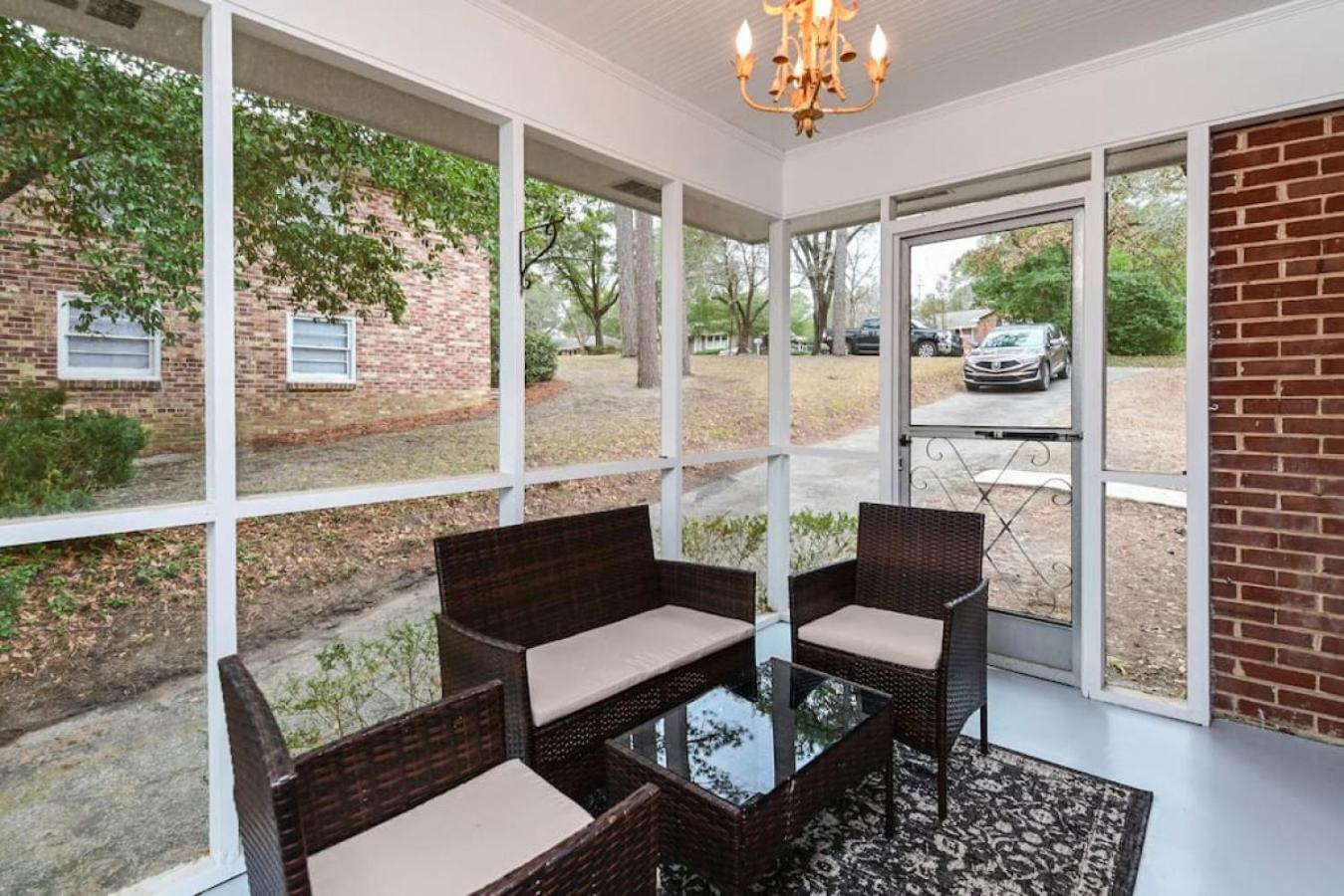 Pristine 3br-centrally Located * Columbia